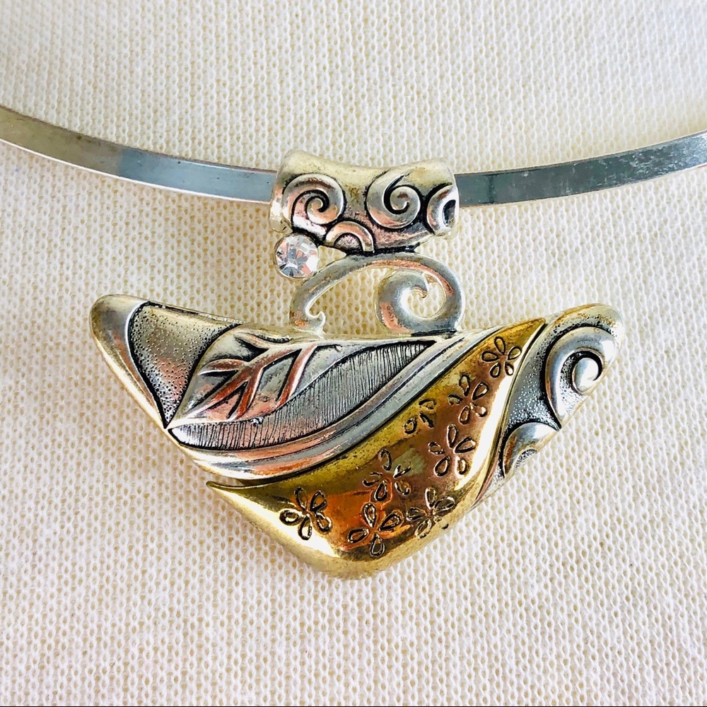 Silver tone collar necklace with slider pendant